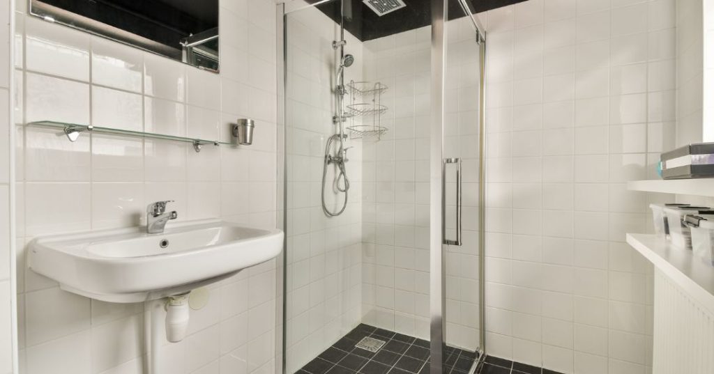 Como Limpar Box de Vidro no Banheiro em Suzano: 4 Passos e Dicas Box de vidro em Suzano